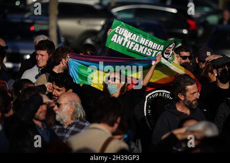 Gegner protestieren am Rande des Treffens von Eric Zemmour, um sein neuestes Buch La France n'a dit son dernier mot (Frankreich hat nicht sein letztes Wort gesagt) in Biarritz, 27. Oktober 2021, zu promoten.mehrere Verbände und politische Gruppen waren vor Ort anwesend, Wie die linksgerichtete Partei für die Unabhängigkeit EH Bai, das GEWERKSCHAFTSLABOR oder die Bascos, eine baskische Vereinigung, die die Rechte von LGBT-Menschen verteidigt. Auf den Plakaten waren Formeln wie 'alde hemendik' (auf Baskisch raus) oder 'Hame on You' unter Regenbogen- oder antifaschistischen Flaggen zu sehen. Foto von Thibaud Moritz/ ABACAPRESS.COM Stockfoto