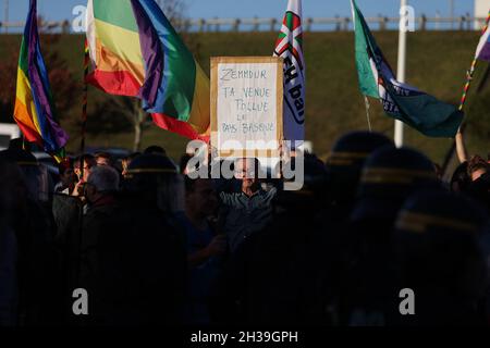 Gegner protestieren am Rande des Treffens von Eric Zemmour, um sein neuestes Buch La France n'a dit son dernier mot (Frankreich hat nicht sein letztes Wort gesagt) in Biarritz, 27. Oktober 2021, zu promoten.mehrere Verbände und politische Gruppen waren vor Ort anwesend, Wie die linksgerichtete Partei für die Unabhängigkeit EH Bai, das GEWERKSCHAFTSLABOR oder die Bascos, eine baskische Vereinigung, die die Rechte von LGBT-Menschen verteidigt. Auf den Plakaten waren Formeln wie 'alde hemendik' (auf Baskisch raus) oder 'Hame on You' unter Regenbogen- oder antifaschistischen Flaggen zu sehen. Foto von Thibaud Moritz/ ABACAPRESS.COM Stockfoto