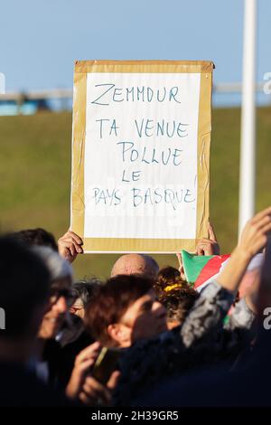 Gegner protestieren am Rande des Treffens von Eric Zemmour, um sein neuestes Buch La France n'a dit son dernier mot (Frankreich hat nicht sein letztes Wort gesagt) in Biarritz, 27. Oktober 2021, zu promoten.mehrere Verbände und politische Gruppen waren vor Ort anwesend, Wie die linksgerichtete Partei für die Unabhängigkeit EH Bai, das GEWERKSCHAFTSLABOR oder die Bascos, eine baskische Vereinigung, die die Rechte von LGBT-Menschen verteidigt. Auf den Plakaten waren Formeln wie 'alde hemendik' (auf Baskisch raus) oder 'Hame on You' unter Regenbogen- oder antifaschistischen Flaggen zu sehen. Foto von Thibaud Moritz/ ABACAPRESS.COM Stockfoto