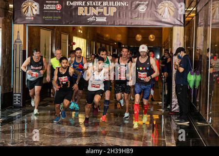 New York, USA. Oktober 2021. Elite-Männer starten am 26. Oktober 2021 in der Lobby des Empire State Building in New York zum 43. Jährlichen Empire State Building Run-up. Die Athleten rasten 86 Stockwerke, 1,576 Stufen und 1,050 Meter von der Lobby bis zum ikonischen Observatory in der 86. Etage hinauf. Wegen des schweren Sturms wurden sie unter starkem Regen beendet. (Foto von Lev Radin/Sipa USA) Quelle: SIPA USA/Alamy Live News Stockfoto