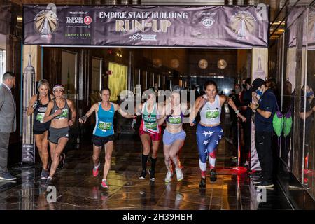 New York, USA. Oktober 2021. Elite-Frauen starten am 26. Oktober 2021 in der Lobby des Empire State Building in New York zum 43. Jährlichen Empire State Building Run-up. Die Athleten rasten 86 Stockwerke, 1,576 Stufen und 1,050 Meter von der Lobby bis zum ikonischen Observatory in der 86. Etage hinauf. Wegen des schweren Sturms wurden sie unter starkem Regen beendet. (Foto von Lev Radin/Sipa USA) Quelle: SIPA USA/Alamy Live News Stockfoto