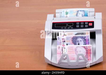 Schottisches Geld - Pfund in einer Zählmaschine Stockfoto