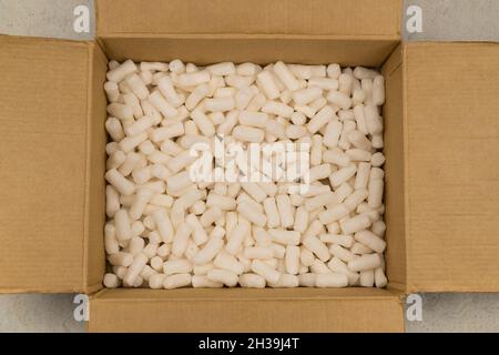 Leerer Karton mit Styroporfüller für sicheres Verpacken. Draufsicht Stockfoto