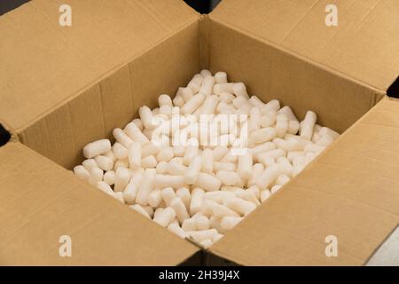 Leerer Karton mit Styroporfüller für sicheres Verpacken Stockfoto