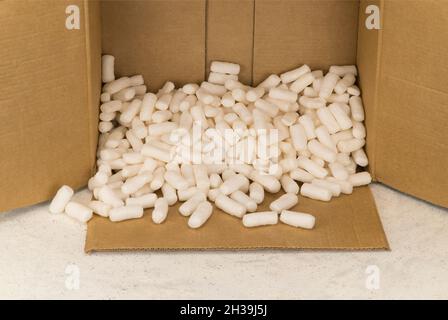 Leerer Karton mit Styroporfüller für sicheres Verpacken Stockfoto