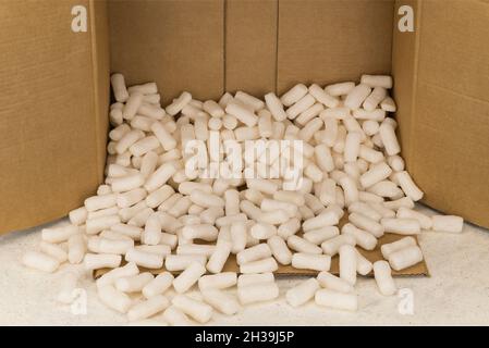 Leerer Karton mit Styroporfüller für sicheres Verpacken Stockfoto