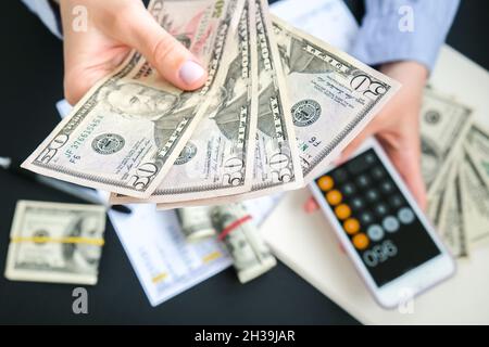 Kiew, Ukraine - Mai 2021. Millennial offen authentische weibliche Hände zählen Geld usd. Geschäftsfrau Hände zählen Überfluss hundert Dollar banknot Stockfoto