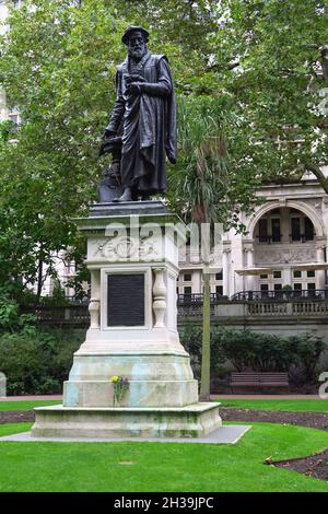 Die William Tyndale Statue steht in Whitehall Gardens am nördlichen Ufer der Themse in London. Tyndale war berühmt für seine Arbeit bei der Übersetzung von Th Stockfoto