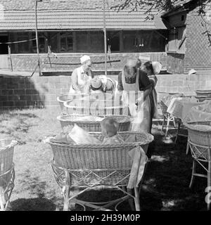 Krankenschwestern kümmern sich um Kleinkinder im Garten vom Haus der deutschen Mutter in Elgersburg, Thüringen, 1930er Jahre. Krankenschwestern die Betreuung für Kleinkinder im Garten am Haus der deutschen Mutter Mutter und Kind Freizeit Home in Elgersburg Thurinigia, 1930er Jahre. Stockfoto