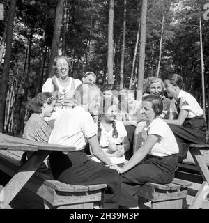 Eine BDM Mädelschaft sitzt in der Sonne im freizeitlager Altenhof am Werbellinsee, Brandenburg, 1930er Jahre. Eine Gruppe von BDM-Mädchen, in der Sonne zu sitzen in der Freizeit Camp der Deutschen Arbeitsfront in Altenhof, Brandenburg, 1930. Stockfoto