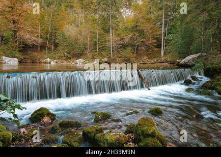 Großer Wasserfall im Wald Stockfoto
