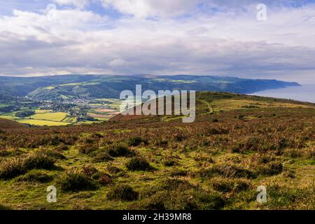 Wunderschöne Aussicht westlich an einem Herbsttag im Oktober von Bossington Hill, Exmoor, Minehead, Somerset im Südwesten Englands Stockfoto