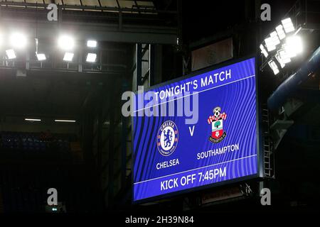 London, Großbritannien. Oktober 2021. Eine allgemeine Ansicht der Anzeigetafel, auf der die tonightÕs während des EFL Carabao Cup-Spiels zwischen Chelsea und Southampton in der Stamford Bridge, London, England, am 26. Oktober 2021 angezeigt wird. Foto von Carlton Myrie. Nur zur redaktionellen Verwendung, Lizenz für kommerzielle Nutzung erforderlich. Keine Verwendung bei Wetten, Spielen oder Veröffentlichungen einzelner Clubs/Vereine/Spieler. Kredit: UK Sports Pics Ltd/Alamy Live Nachrichten Stockfoto