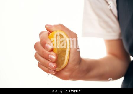 Kochen Salat Hinzufügen von Zutaten gesundes Essen Küche Stockfoto