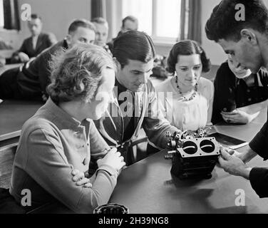 Theoretischer Unterricht für angehende Pilotinnen und Piloten, Deutschland 1930er Jahre. Masdars theroretical Lektion für weibliche und männliche Piloten, Deutschland 1930. Stockfoto