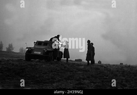 Offizier auf dem Truppenübungsplatz eine Komposition des Typen Panzerspähwagen Sd.Kfz.221, Deutschland 1930er Jahre. Ein Offizier in einem miltary Training Boden mit einer gepanzerten Scout Car, Deutschland 1930. Stockfoto