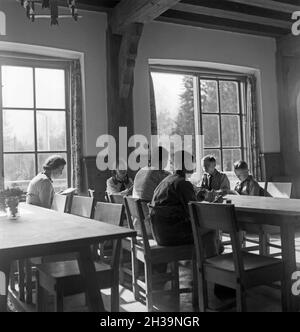 Kinder in der Adolf-Hitler-Jugendherberge in Berchtesgaden, Deutschland 1930er Jahre. Kinder an den Adolf-Hitler-Jugendherberge Berchtesgaden, Deutschland 1930. Stockfoto