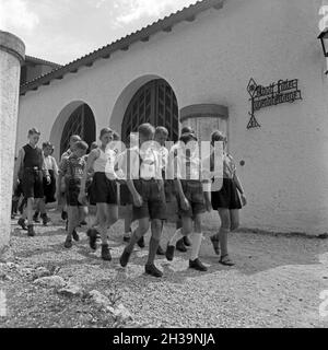 Jungen am Eingangsbereich der Adolf-Hitler-Jugendherberge in Berchtesgaden, Deutschland 1930er Jahre. Jungen am Eingang des Adolf Hitler Youth Hostel in Berchtesgaden, Deutschland 1930. Stockfoto