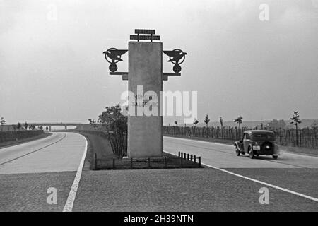 Unterwegs auf der Reichsautobahn München Salzburg, Deutschland 1930er Jahre. Auf Reichsautobahn Autobahn München Salzburg, Deutschland 1930. Stockfoto