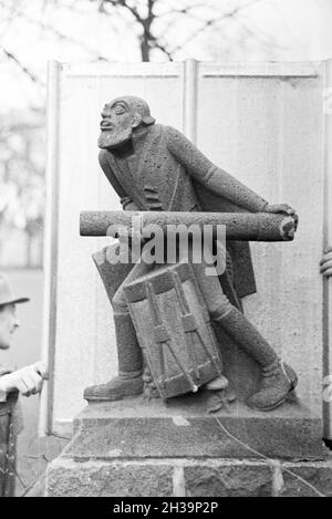 Skulptur einer Steinmetzschule in Mayen, Deutsches Reich 1937. Skulptur eines chiseler Schule in Mayen, Deutschland 1937. Stockfoto