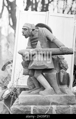 Skulptur einer Steinmetzschule in Mayen, Deutsches Reich 1937. Skulptur eines chiseler Schule in Mayen, Deutschland 1937. Stockfoto