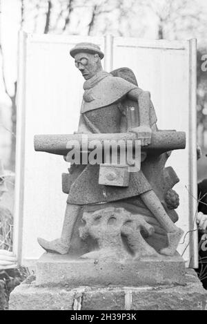 Skulptur einer Steinmetzschule in Mayen, Deutsches Reich 1937. Skulptur eines chiseler Schule in Mayen, Deutschland 1937. Stockfoto