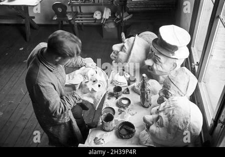 In einer Manufaktur für Masken in Sonneberg, Deutschland 1930er Jahre. In einer Fabrik, die Masken in Sonneberg, Deutschland, 1930er Jahre herstellt. Stockfoto