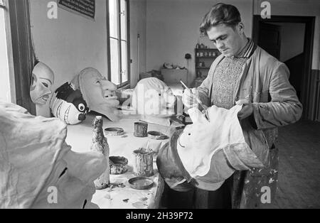 In einer Manufaktur für Masken in Sonneberg, Deutschland 1930er Jahre. In einer Fabrik, die Masken in Sonneberg, Deutschland, 1930er Jahre herstellt. Stockfoto