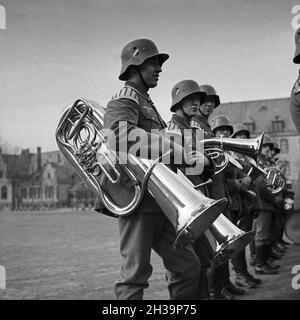 Rekruten der Wehrmacht zeigen bei einem Tag der offenen Tür in einer Kaserne ihr erlerntes Können, Deutschland 1930er Jahre. Rekruten der deutschen Wehrmacht zeigen ihre Fähigkeiten an einem öffentlichen Tag in ihren Kasernen, Deutschland 1930er Jahre. Stockfoto