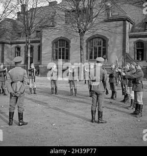 Rekruten der Wehrmacht zeigen bei einem Tag der offenen Tür in einer Kaserne ihr erlerntes Können, Deutschland 1930er Jahre. Rekruten der deutschen Wehrmacht zeigen ihre Fähigkeiten an einem öffentlichen Tag in ihren Kasernen, Deutschland 1930er Jahre. Stockfoto