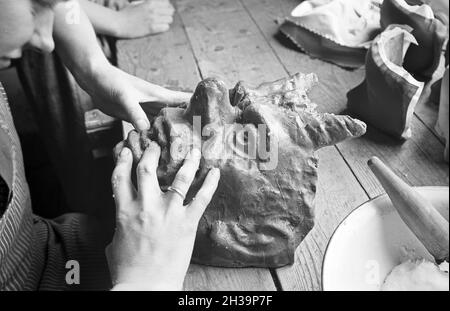 In einer Manufaktur für Masken in Sonneberg, Deutschland 1930er Jahre. In einer Fabrik, die Masken in Sonneberg, Deutschland, 1930er Jahre herstellt. Stockfoto