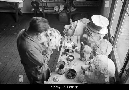 In einer Manufaktur für Masken in Sonneberg, Deutschland 1930er Jahre. In einer Fabrik, die Masken in Sonneberg, Deutschland, 1930er Jahre herstellt. Stockfoto