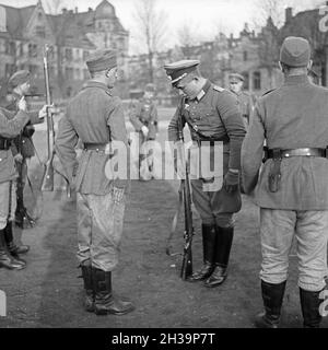 Rekruten der Wehrmacht zeigen bei einem Tag der offenen Tür in einer Kaserne ihr erlerntes Können, Deutschland 1930er Jahre. Rekruten der deutschen Wehrmacht zeigen ihre Fähigkeiten an einem öffentlichen Tag in ihren Kasernen, Deutschland 1930er Jahre. Stockfoto