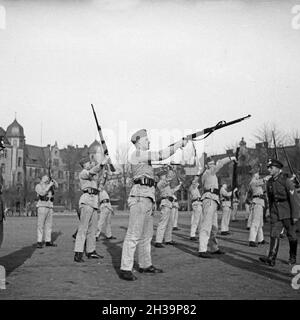 Rekruten der Wehrmacht zeigen bei einem Tag der offenen Tür in einer Kaserne ihr erlerntes Können, Deutschland 1930er Jahre. Rekruten der deutschen Wehrmacht zeigen ihre Fähigkeiten an einem öffentlichen Tag in ihren Kasernen, Deutschland 1930er Jahre. Stockfoto