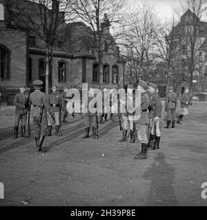 Rekruten der Wehrmacht zeigen bei einem Tag der offenen Tür in einer Kaserne ihr erlerntes Können, Deutschland 1930er Jahre. Rekruten der deutschen Wehrmacht zeigen ihre Fähigkeiten an einem öffentlichen Tag in ihren Kasernen, Deutschland 1930er Jahre. Stockfoto