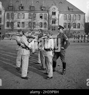 Rekruten der Wehrmacht zeigen bei einem Tag der offenen Tür in einer Kaserne ihr erlerntes Können, Deutschland 1930er Jahre. Rekruten der deutschen Wehrmacht zeigen ihre Fähigkeiten an einem öffentlichen Tag in ihren Kasernen, Deutschland 1930er Jahre. Stockfoto