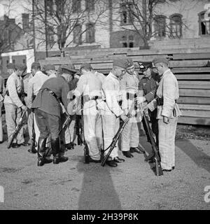 Rekruten der Wehrmacht zeigen bei einem Tag der offenen Tür in einer Kaserne ihr erlerntes Können, Deutschland 1930er Jahre. Rekruten der deutschen Wehrmacht zeigen ihre Fähigkeiten an einem öffentlichen Tag in ihren Kasernen, Deutschland 1930er Jahre. Stockfoto