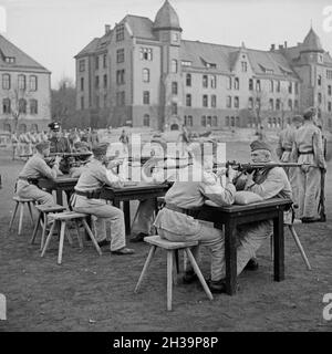 Rekruten der Wehrmacht zeigen bei einem Tag der offenen Tür in einer Kaserne ihr erlerntes Können, Deutschland 1930er Jahre. Rekruten der deutschen Wehrmacht zeigen ihre Fähigkeiten an einem öffentlichen Tag in ihren Kasernen, Deutschland 1930er Jahre. Stockfoto