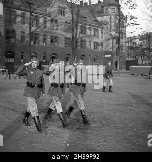 Rekruten der Wehrmacht zeigen bei einem Tag der offenen Tür in einer Kaserne ihr erlerntes Können, Deutschland 1930er Jahre. Rekruten der deutschen Wehrmacht zeigen ihre Fähigkeiten an einem öffentlichen Tag in ihren Kasernen, Deutschland 1930er Jahre. Stockfoto