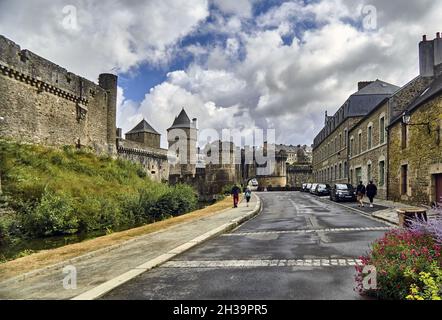 Frankreich, Fougeres. Ursprünglich gab es vier Tore, aber nur dieses, das Notre Dame Tor steht noch. Die Burg wurde im 11. Jahrhundert erbaut Stockfoto