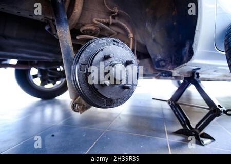Eine Hinterradnabe des Autos nach dem Entfernen eines Reifens und des Rades, Aufrechterhaltung eines Brems- und Radsystems, Wagenheber zum Wechseln eines Autorades, Nahaufnahme Stockfoto