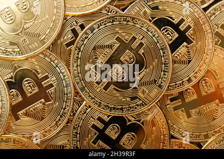 Nahaufnahme von Bitcoin-Münzen auf schwarzem Hintergrund, Einem Haufen Bitcoin Kryptowährung Gold Bitcoin BTC Bit Coin. Digitale Blockchain-Technologie, Bitco Stockfoto
