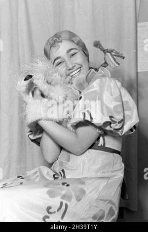 Opernsängerin in der Umkleidekabine im Opernhaus in Rom; / 1940er Jahre. Oper Sänger in der Umkleidekabine in der Oper in Rom, Italien 1940. Stockfoto