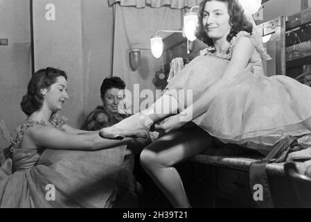 Tänzerinnen in der Umkleidekabine Im Opernhaus in Rom; Italienischen 1940er Jahre. Chor-Mädchen in der Umkleidekabine in der Oper in Rom; Italien der 1940er Jahre. Stockfoto