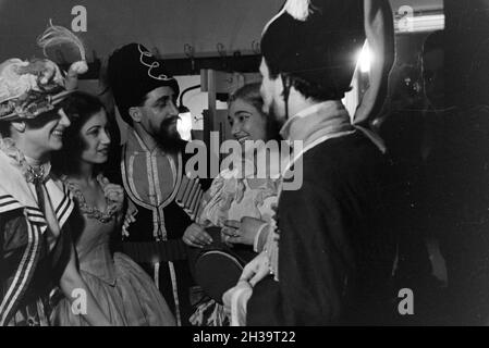 Kostumierte Opernsänger in der Umkleidekabine im Opernhaus in Rom; Italien 1940er Jahre. Kostümierte Opernsänger in der Umkleidekabinen der Oper in Rom; Italien 1940er Jahre. Stockfoto