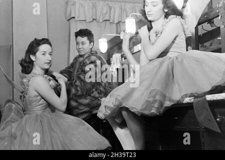 Tänzerinnen in der Umkleidekabine Im Opernhaus in Rom; Italienischen 1940er Jahre. Chor-Mädchen in der Umkleidekabine in der Oper in Rom; Italien der 1940er Jahre. Stockfoto