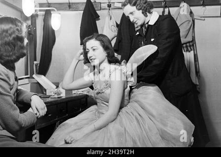 Tänzerinnen in der Umkleidekabine Im Opernhaus in Rom; Italienischen 1940er Jahre. Chor-Mädchen in der Umkleidekabine in der Oper in Rom; Italien der 1940er Jahre. Stockfoto