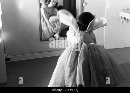 Meint in der Umkleidekabine Im Opernhaus in Rom; Italienischen 1940er Jahre. Tänzerin in der Umkleidekabine in der Oper in Rom; Italien der 1940er Jahre. Stockfoto