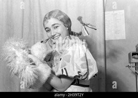 Opernsängerin in der Umkleidekabine im Opernhaus in Rom; / 1940er Jahre. Oper Sänger in der Umkleidekabine in der Oper in Rom, Italien 1940. Stockfoto