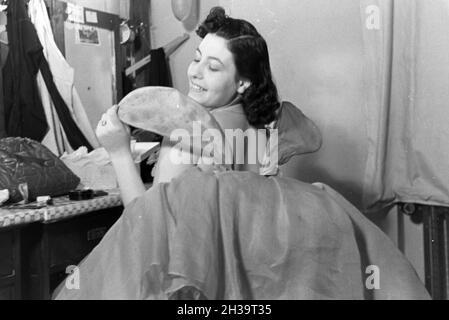 Meint in der Umkleidekabine Im Opernhaus in Rom; Italienischen 1940er Jahre. Tänzerin in der Umkleidekabine in der Oper in Rom; Italien der 1940er Jahre. Stockfoto